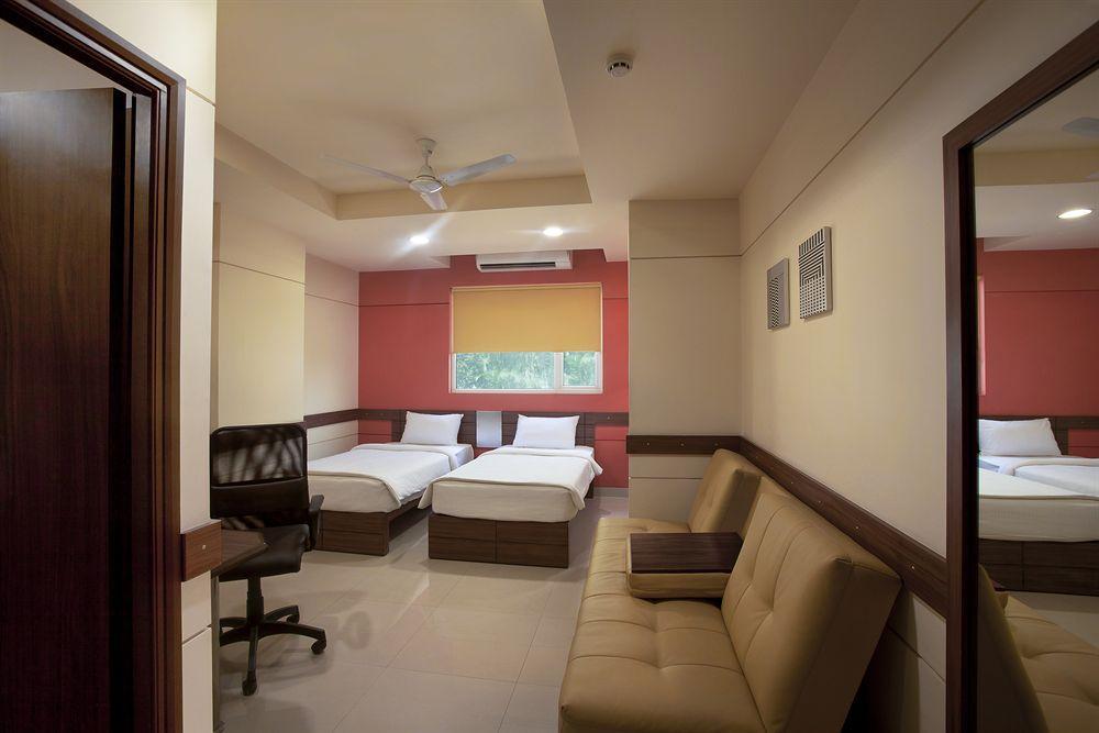 Hotel Ahmedabad Vastrapur Esterno foto