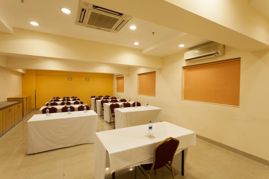 Hotel Ahmedabad Vastrapur Esterno foto