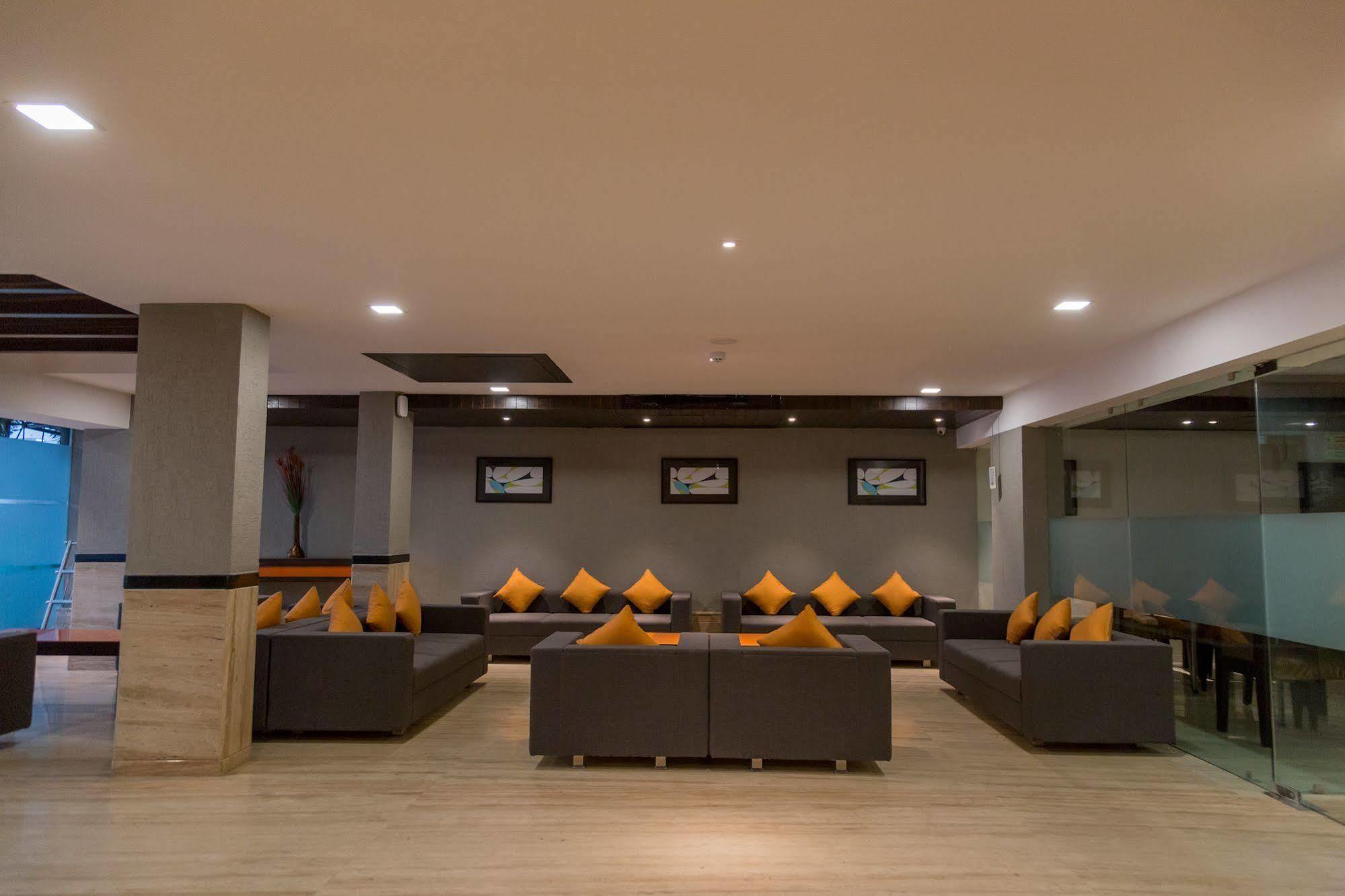 Hotel Ahmedabad Vastrapur Esterno foto