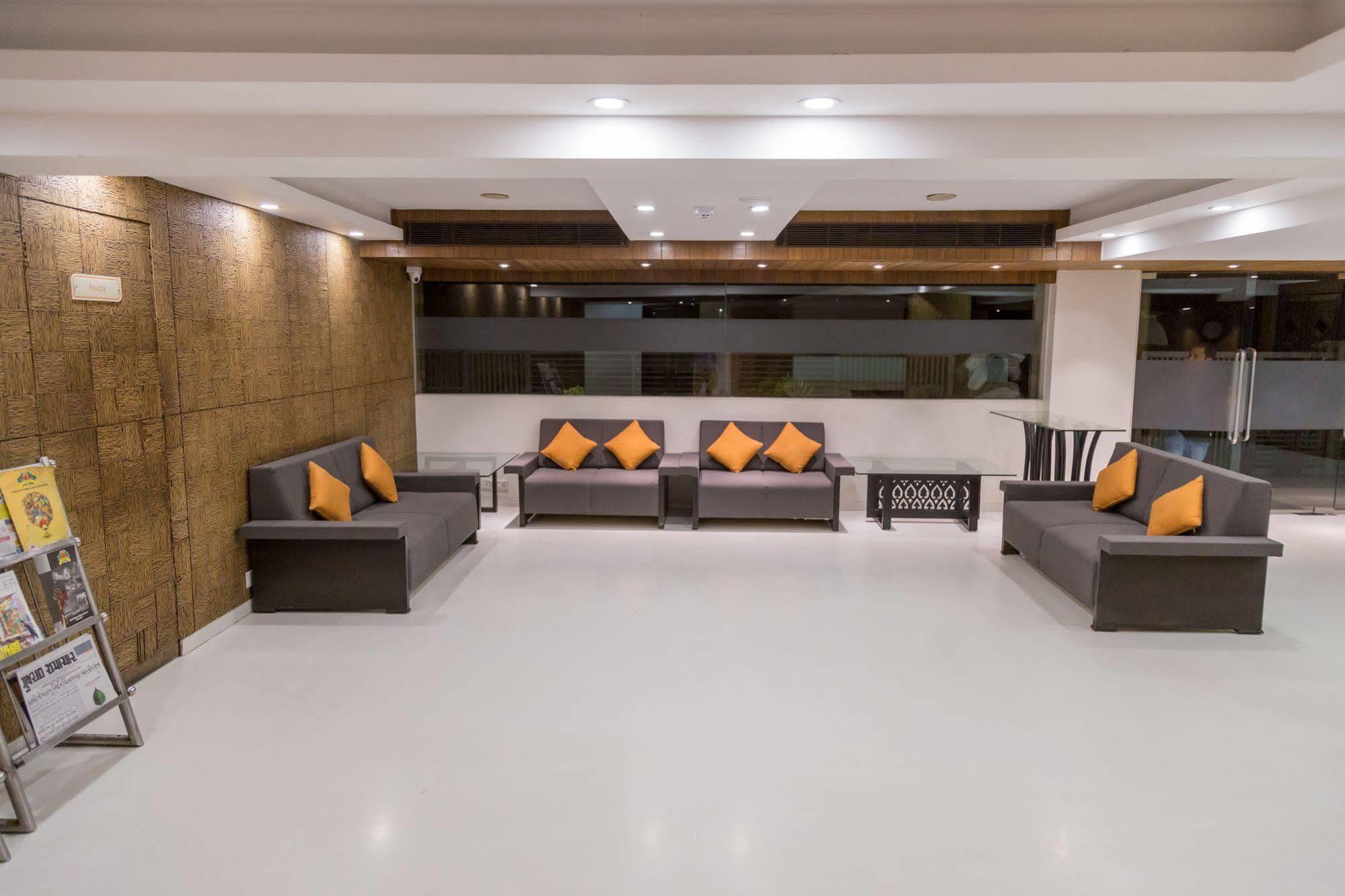 Hotel Ahmedabad Vastrapur Esterno foto