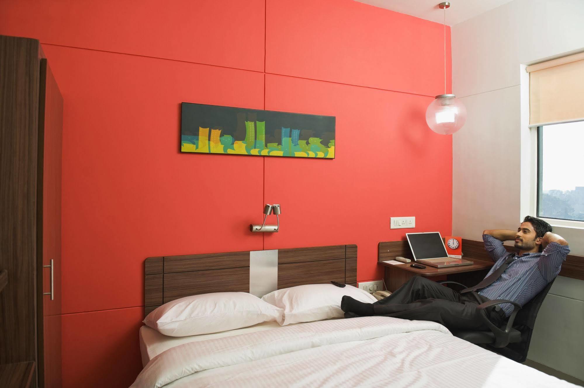 Hotel Ahmedabad Vastrapur Esterno foto
