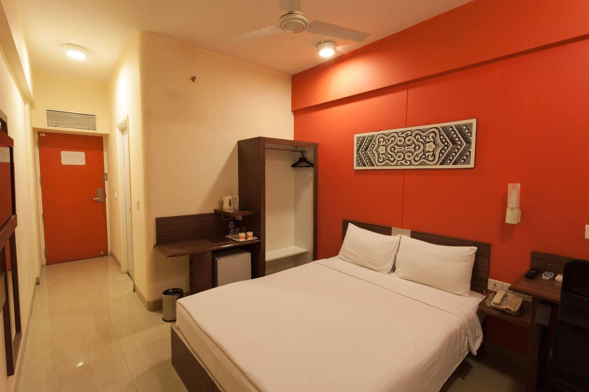 Hotel Ahmedabad Vastrapur Esterno foto