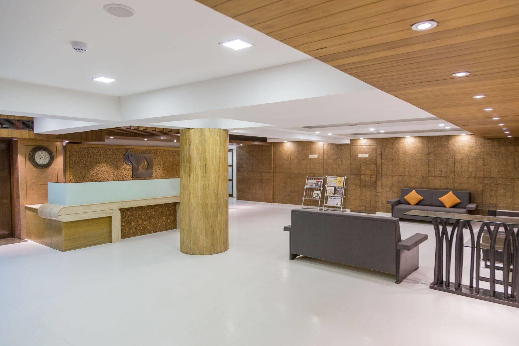 Hotel Ahmedabad Vastrapur Esterno foto