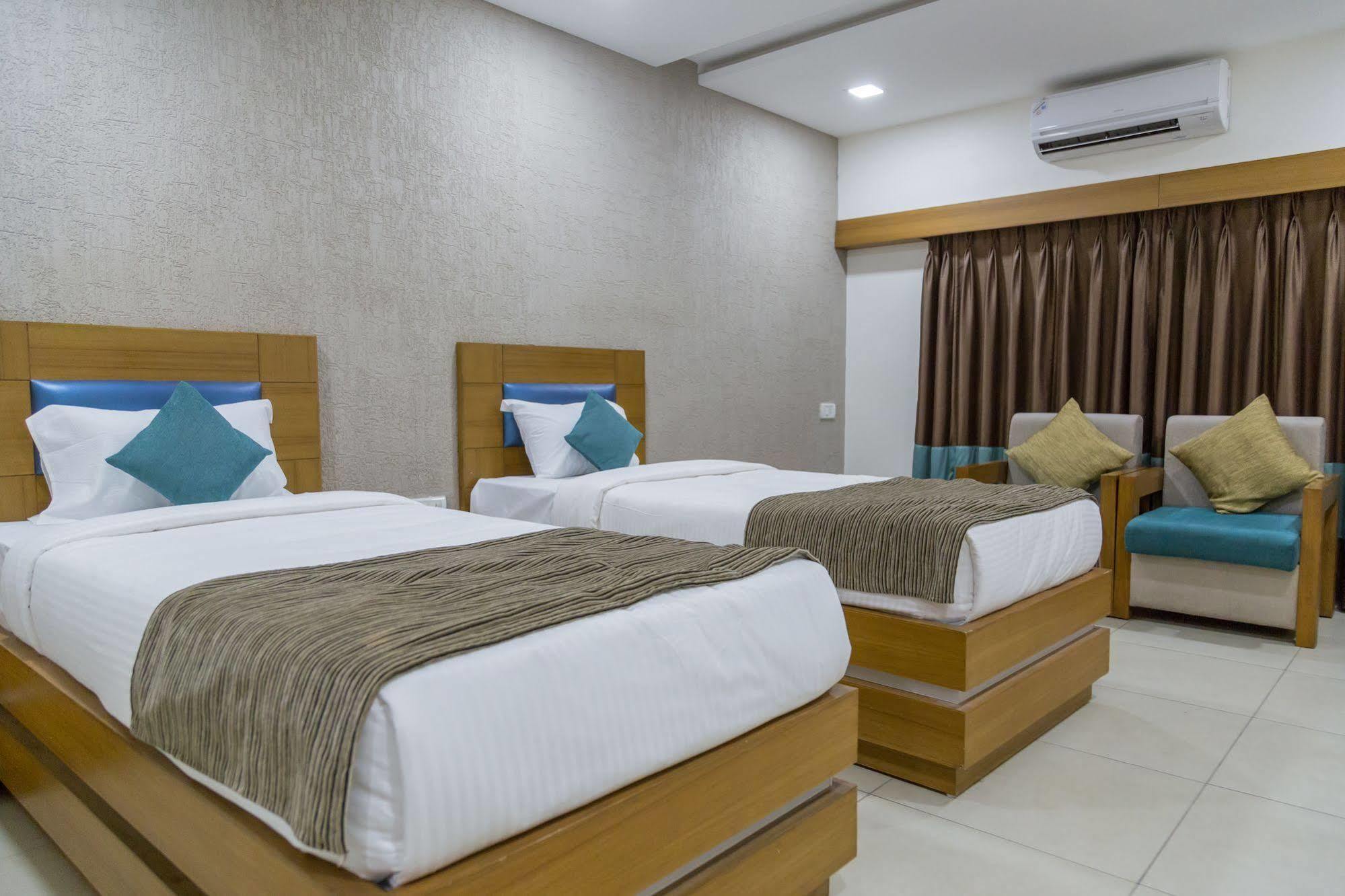 Hotel Ahmedabad Vastrapur Esterno foto