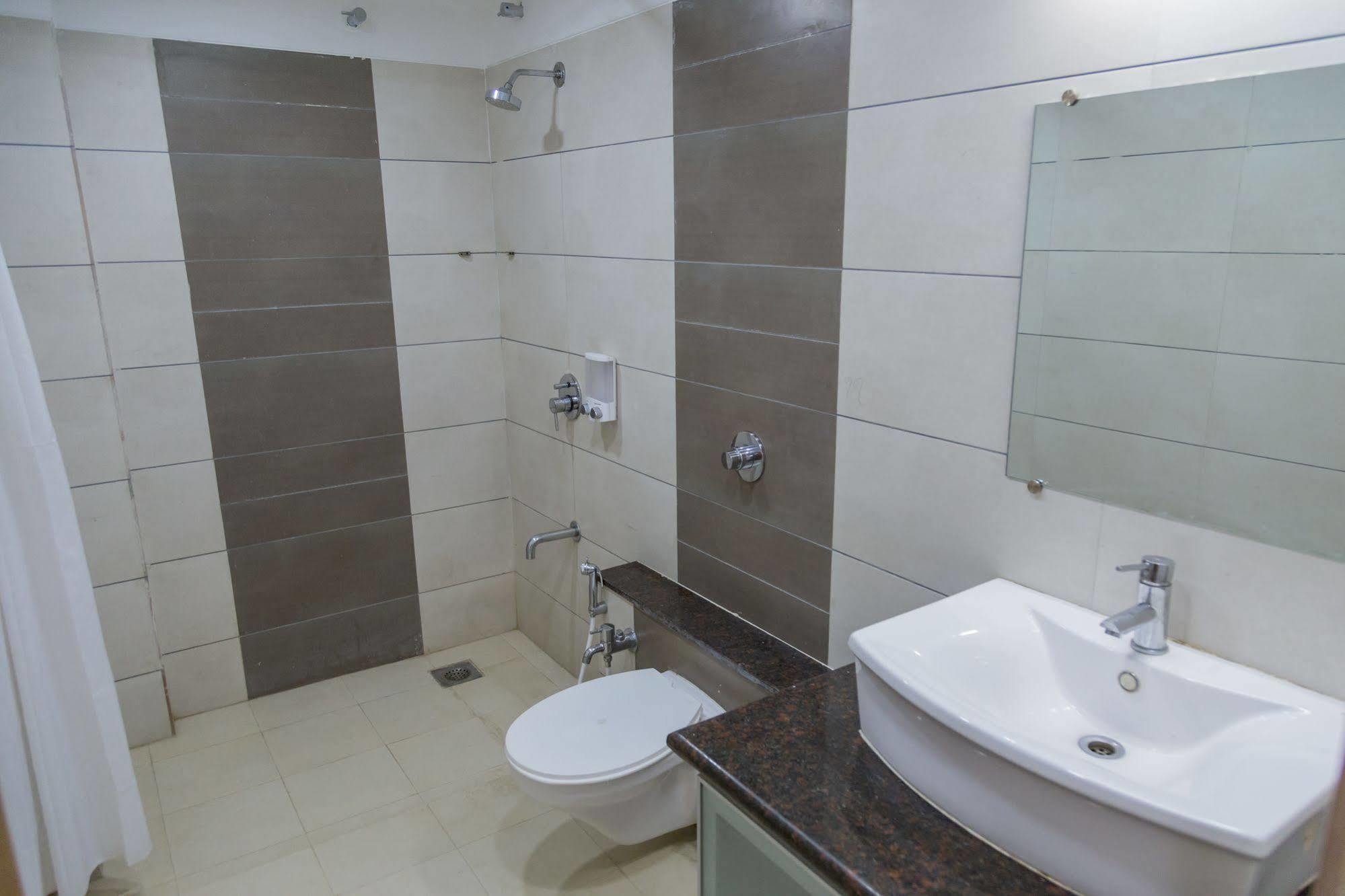 Hotel Ahmedabad Vastrapur Esterno foto