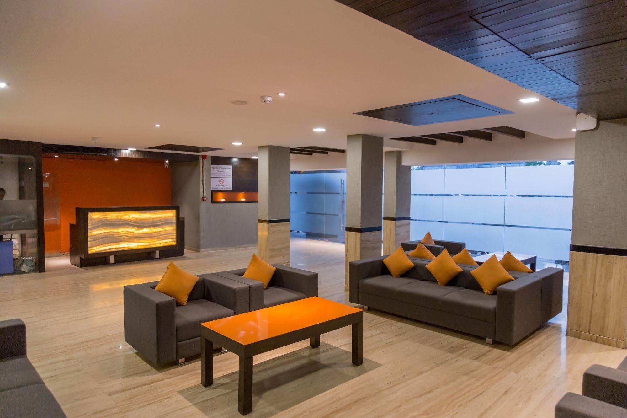 Hotel Ahmedabad Vastrapur Esterno foto
