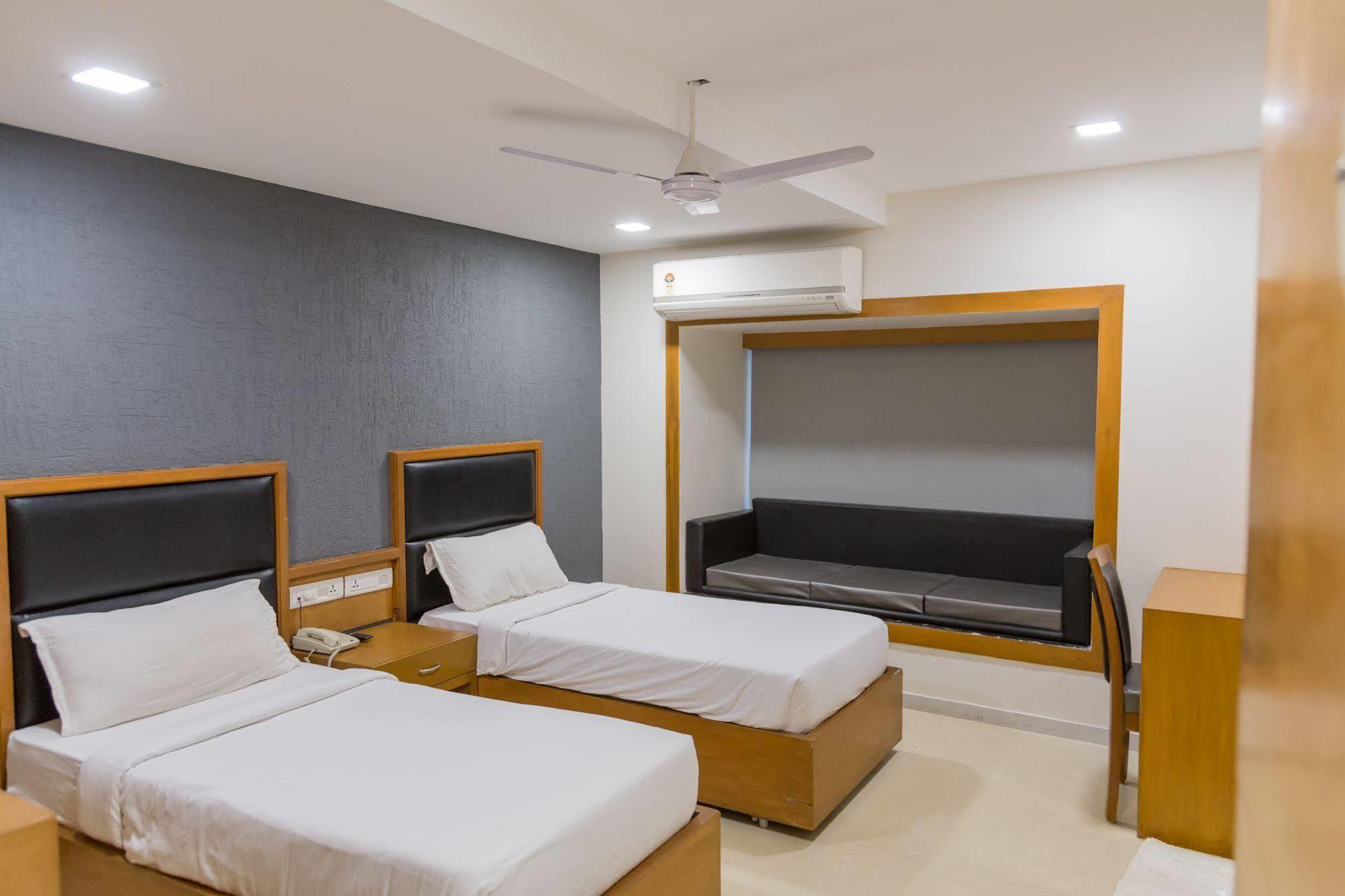 Hotel Ahmedabad Vastrapur Esterno foto