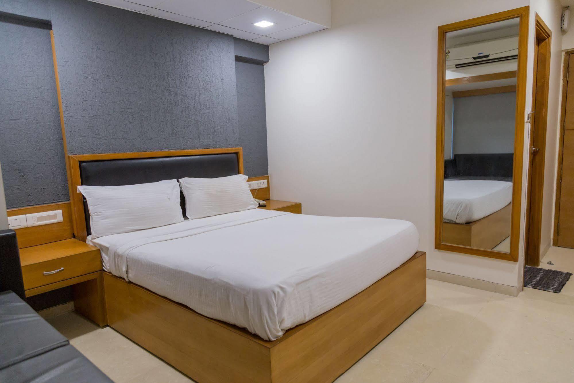 Hotel Ahmedabad Vastrapur Esterno foto