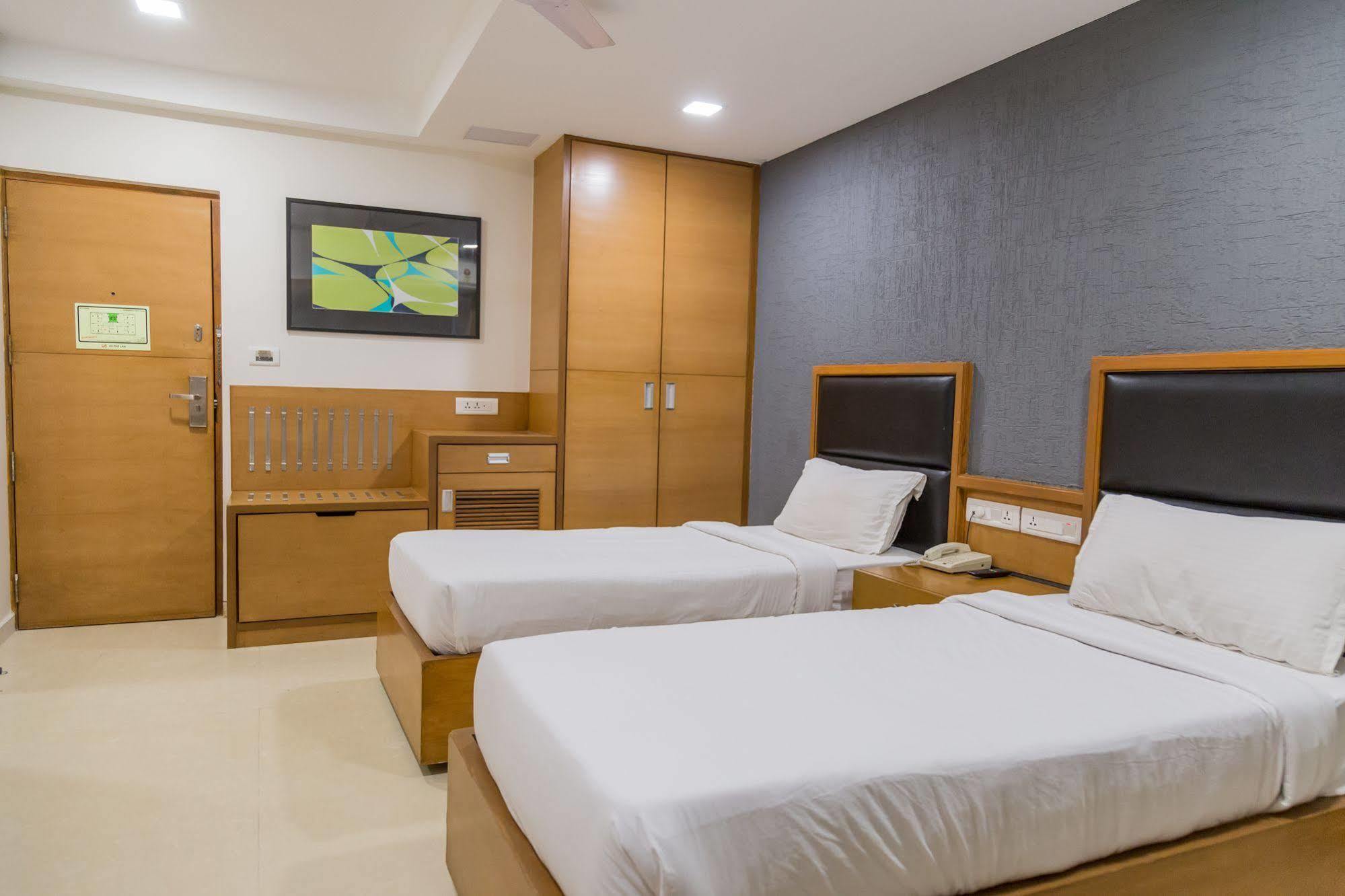 Hotel Ahmedabad Vastrapur Esterno foto